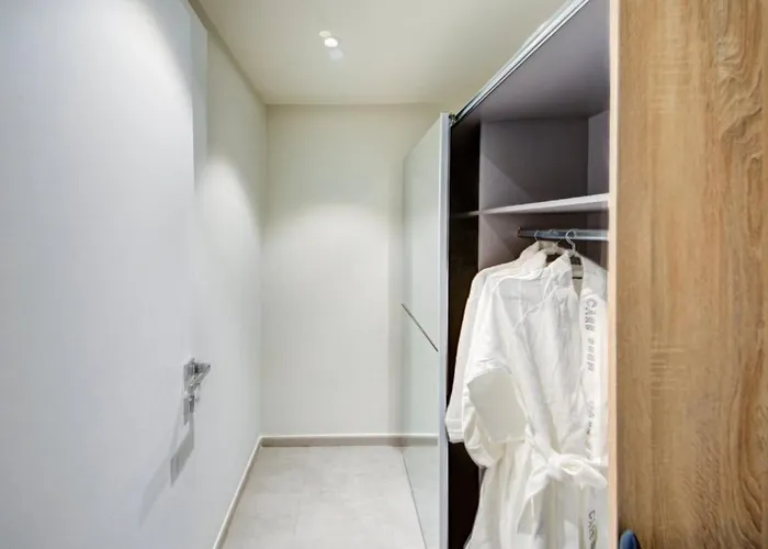 Mercury 216 - 2x Pool Cards Access & Shopping Mall